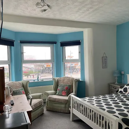 Henrys On The Prom Bed & Breakfast Great Yarmouth Exterior photo
