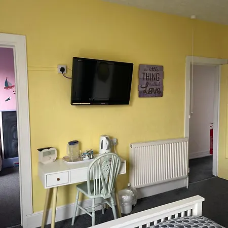 Henrys On The Prom Bed & Breakfast Great Yarmouth Exterior photo
