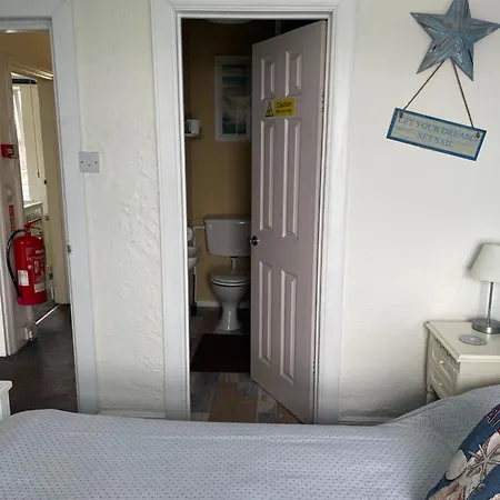 Henrys On The Prom Bed & Breakfast Great Yarmouth Exterior photo
