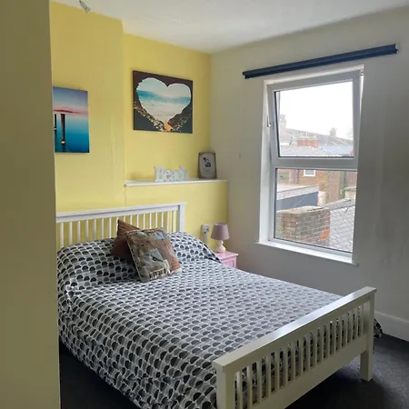 Henrys On The Prom Bed & Breakfast Great Yarmouth Exterior photo