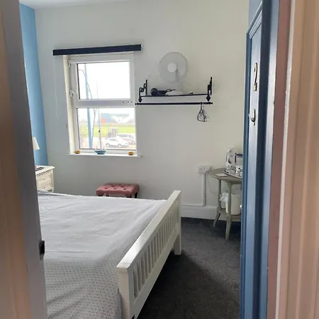 Henrys On The Prom Bed & Breakfast Great Yarmouth Exterior photo