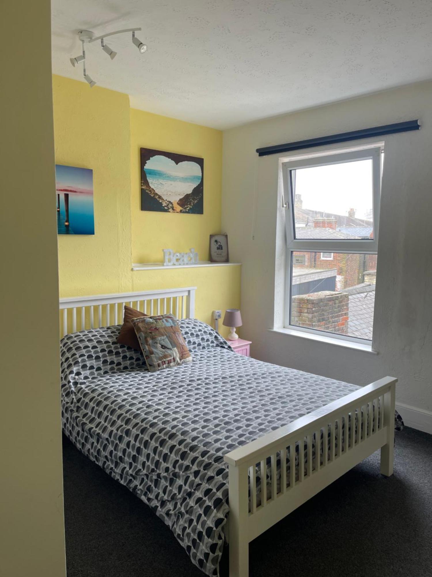 Henrys On The Prom Bed & Breakfast