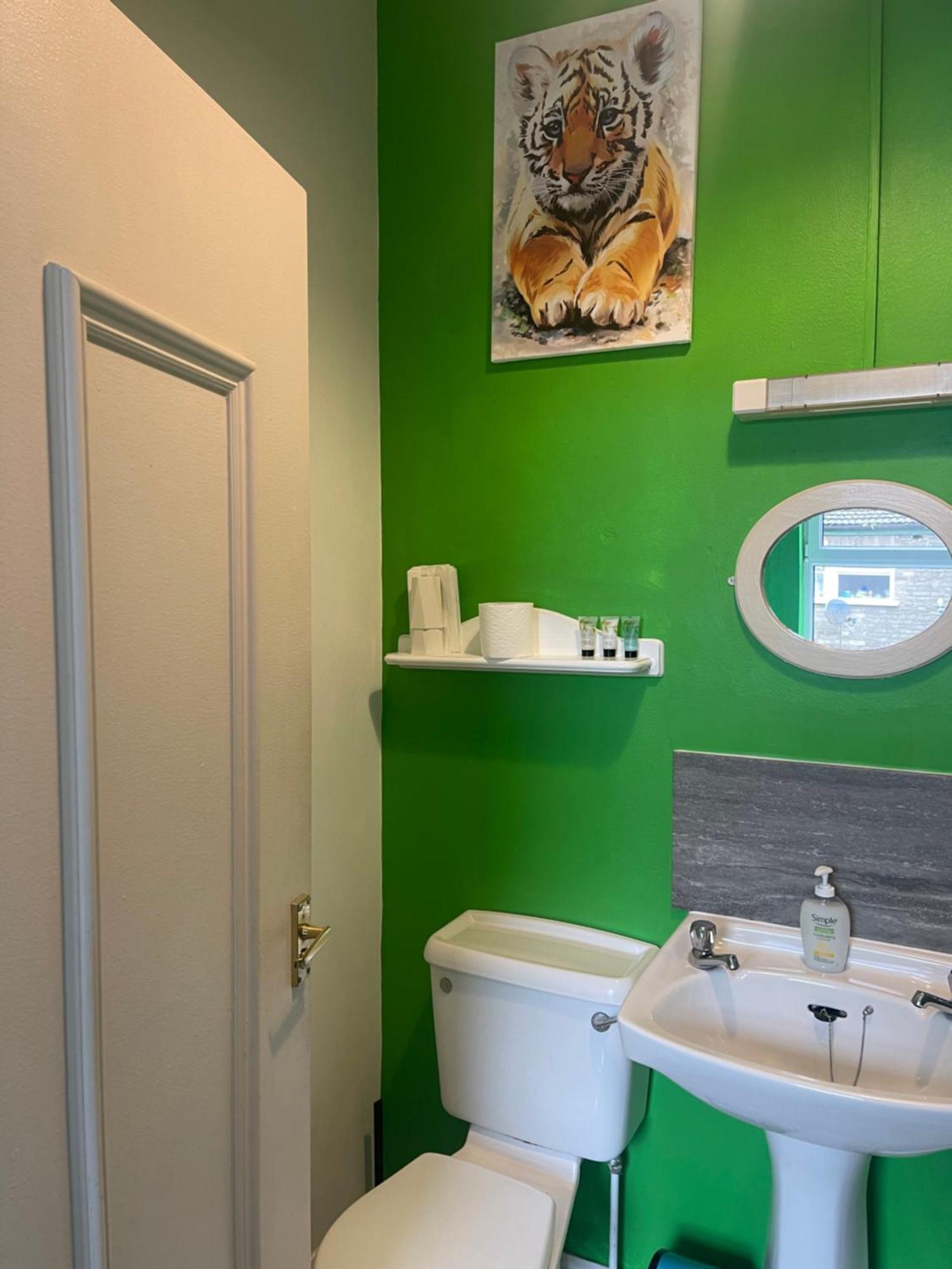 Bed & Breakfast Henrys On The Prom 4*